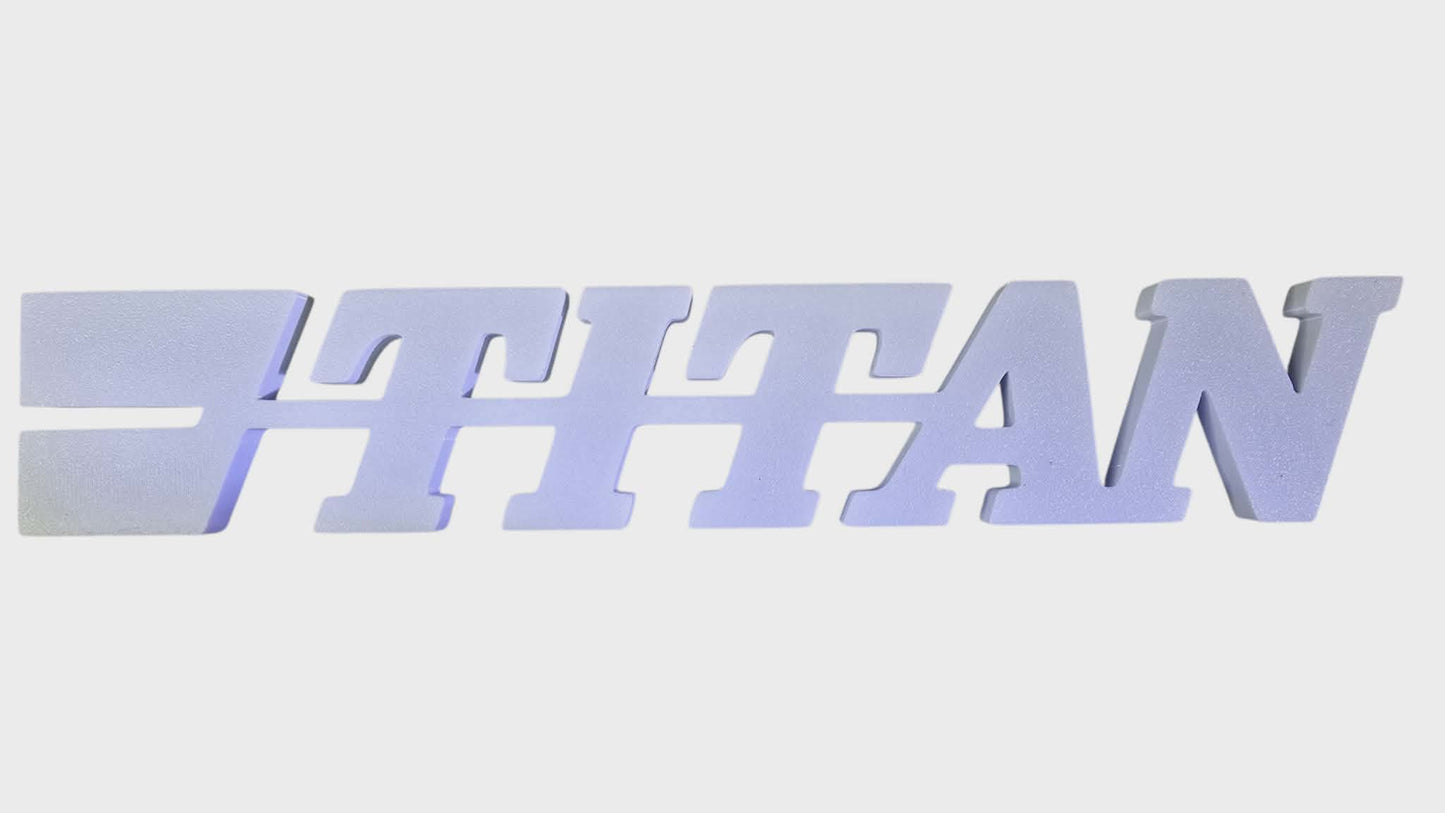 TITAN V2 – Logo et décorations puissantes pour setup gaming, bureau et camions. Un design impactant et durable pour personnaliser votre univers