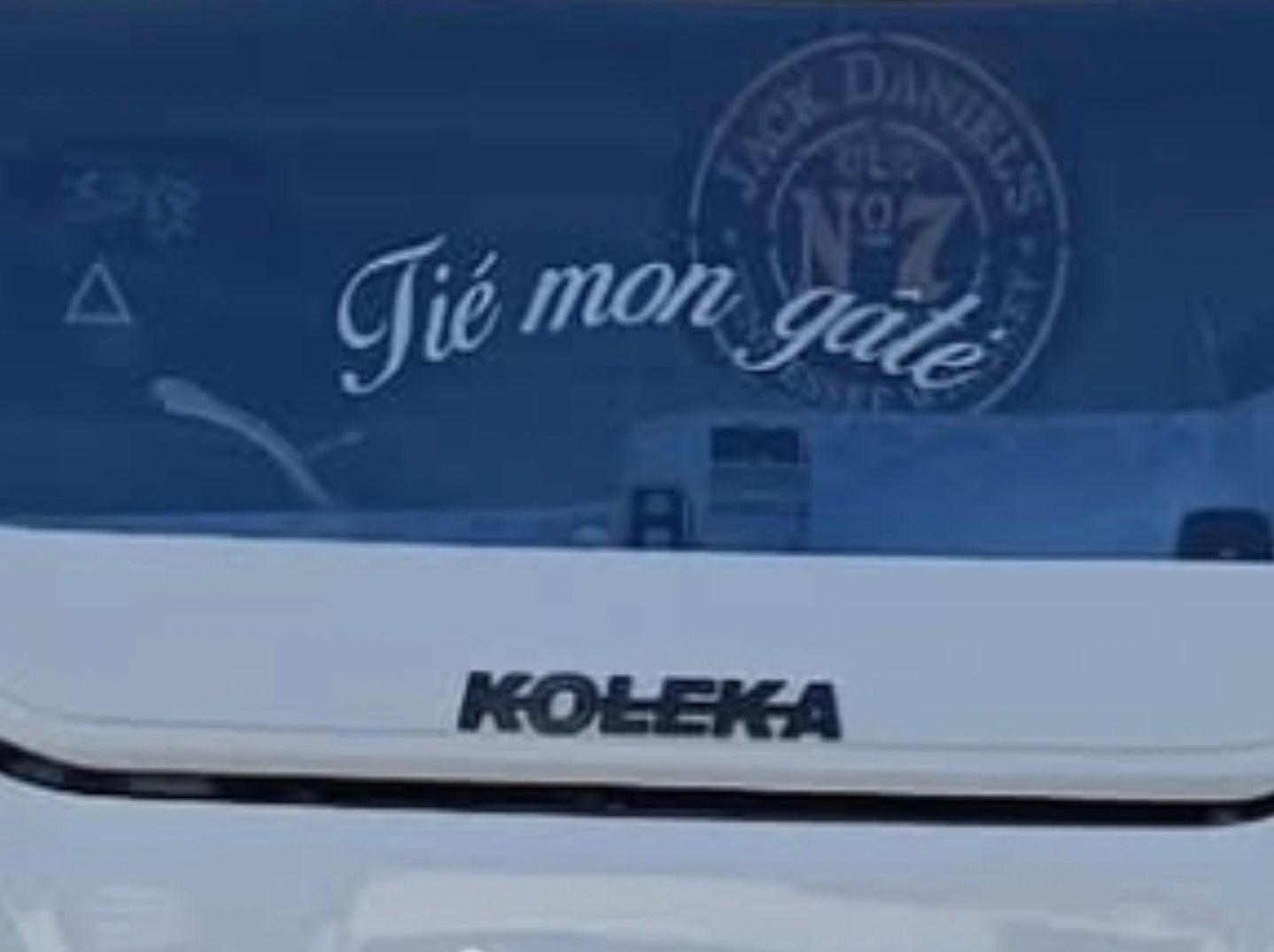 KOLEKA – Logo et décorations originales pour setup gaming, bureau et camions. Design unique et durable pour un style qui se démarque