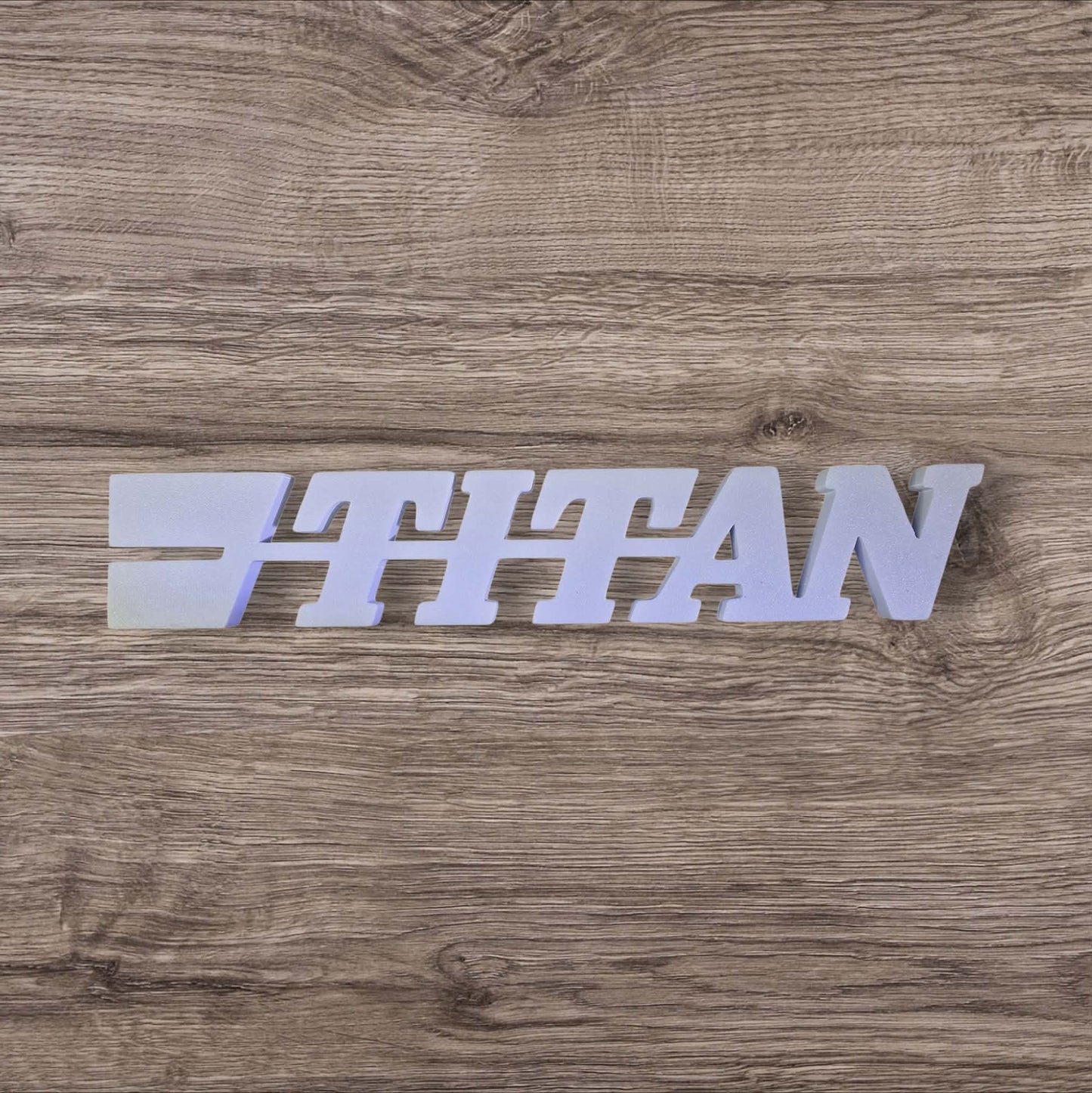 TITAN V2 – Logo et décorations puissantes pour setup gaming, bureau et camions. Un design impactant et durable pour personnaliser votre univers