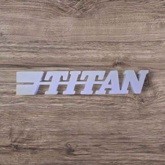 TITAN V2 – Logo et décorations puissantes pour setup gaming, bureau et camions. Un design impactant et durable pour personnaliser votre univers